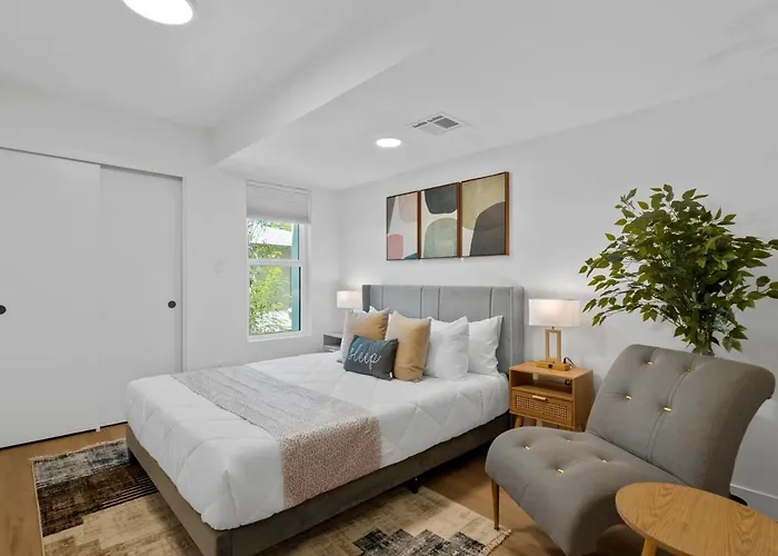 Chic Uptown With Pool Table And Perfect Location Holiday home *