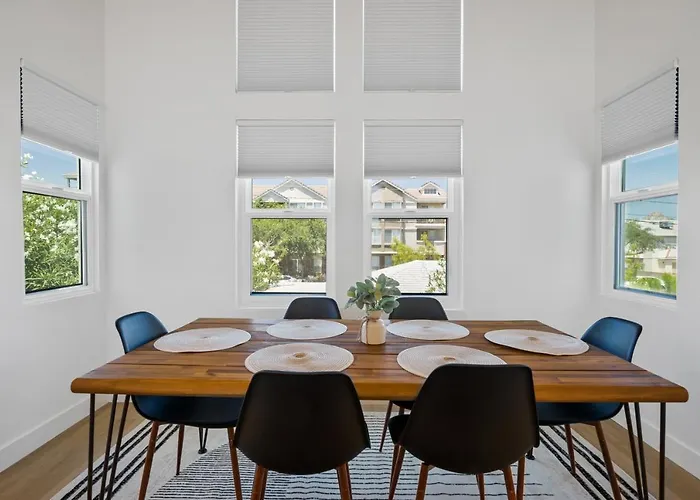 Chic Uptown With Pool Table And Perfect Location Holiday home *