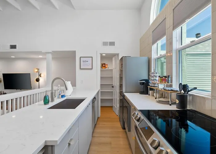 Holiday home Chic Uptown With Pool Table And Perfect Location *