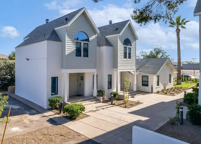 Chic Uptown With Pool Table And Perfect Location
