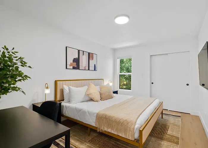 Holiday home Chic Uptown With Pool Table And Perfect Location *