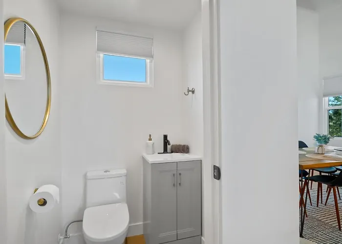 Chic Uptown With Pool Table And Perfect Location